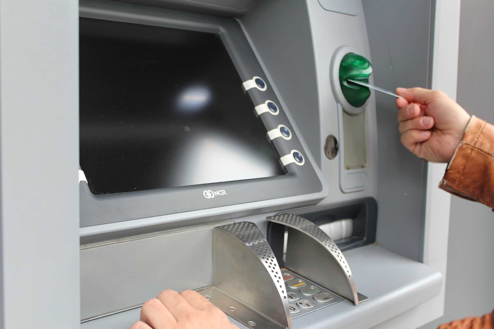 Українцям обмежили зняття готівки — скільки можна отримати Українцям обмежили зняття готівки — скільки можна отримати